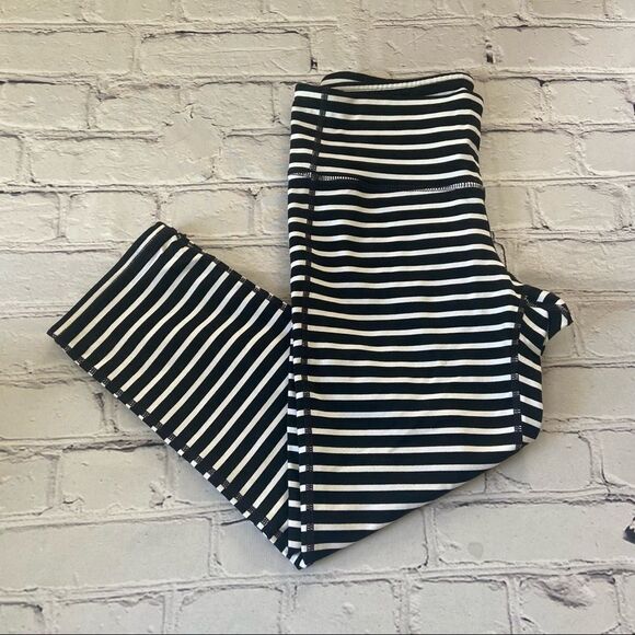 Athleta Chaturanga Black & White Striped Cropped Leggings Yoga Pants Size Small - Picture 5 of 8